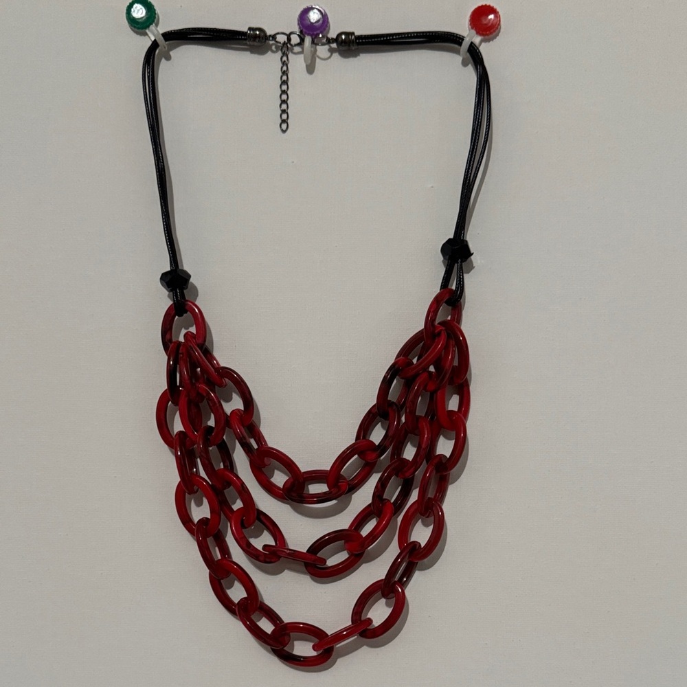 Red plastic Chainlink Necklace - Picture 7 of 8